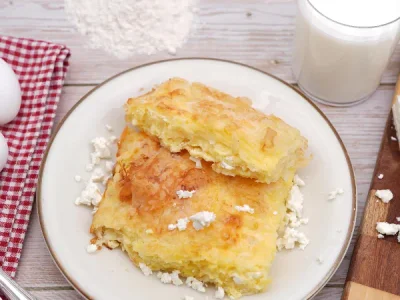 Štrukli de queso gratinados al horno, plato insignia de Zagreb y el norte de Croacia