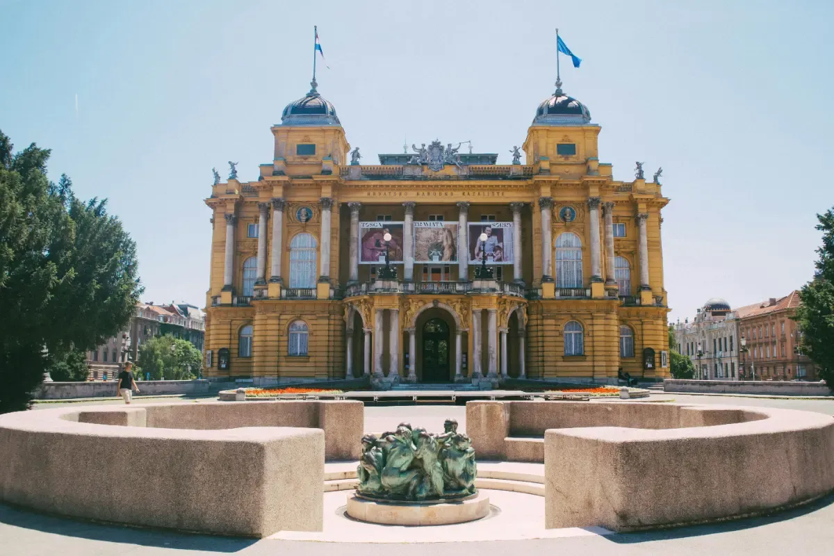 Teatro Nacional de Croacia en Zagreb, edificio neobarroco con su característica fachada amarilla