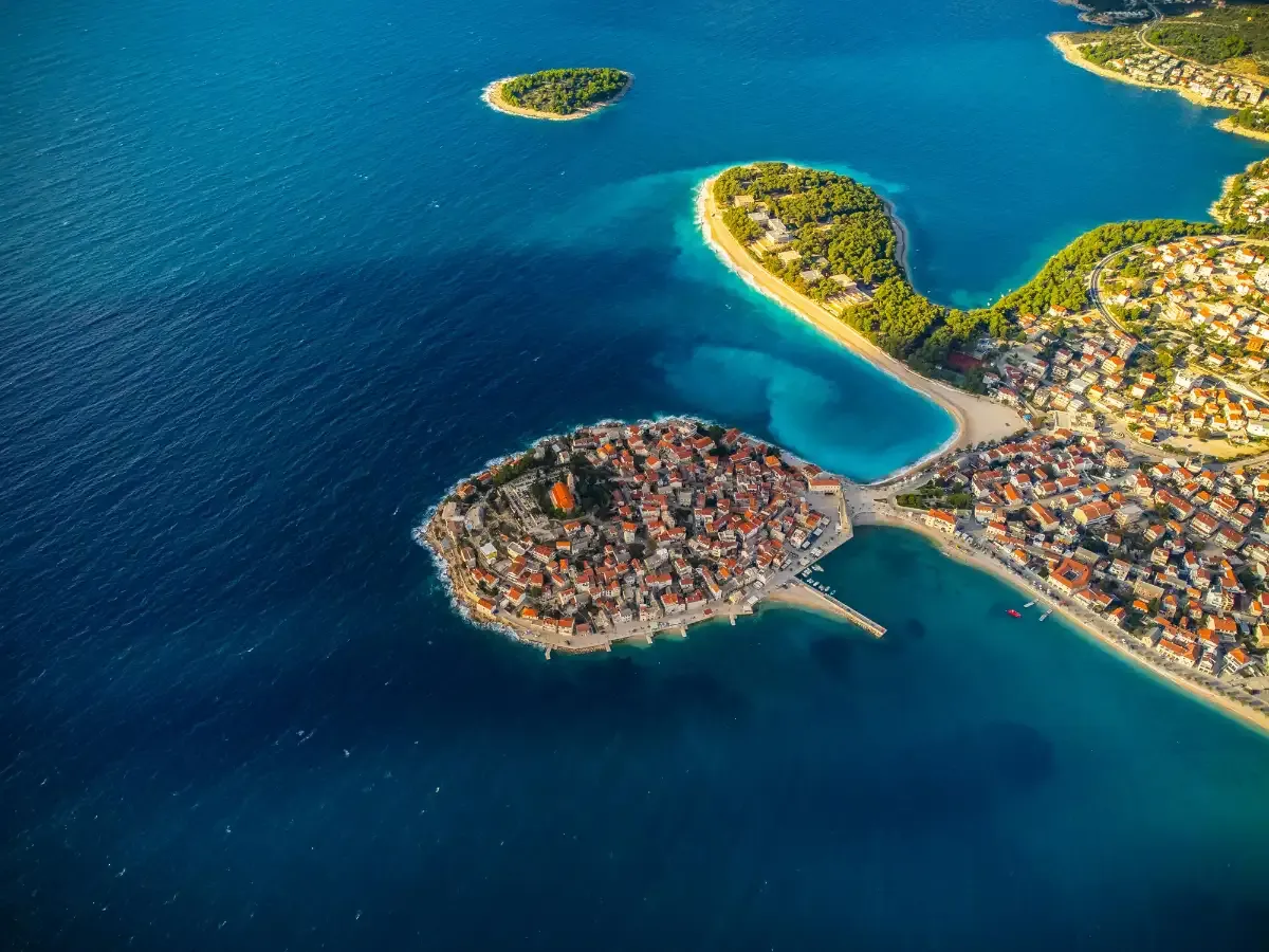 Vista aérea de la costa de Croacia desde el avión con las islas del Adriático