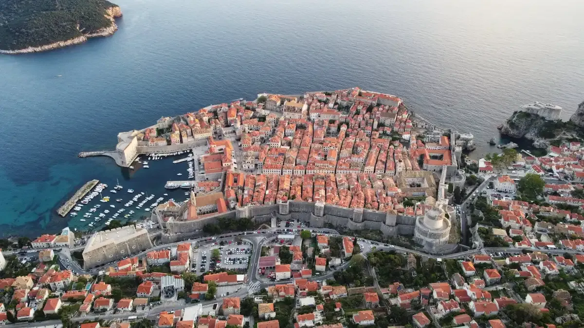 Vista panorámica del casco antiguo de Dubrovnik con sus icónicos tejados rojos y el mar Adriático