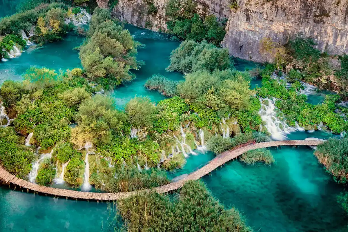 Vista panorámica de los Lagos de Plitvice con sus aguas turquesas rodeadas de bosques en Croacia