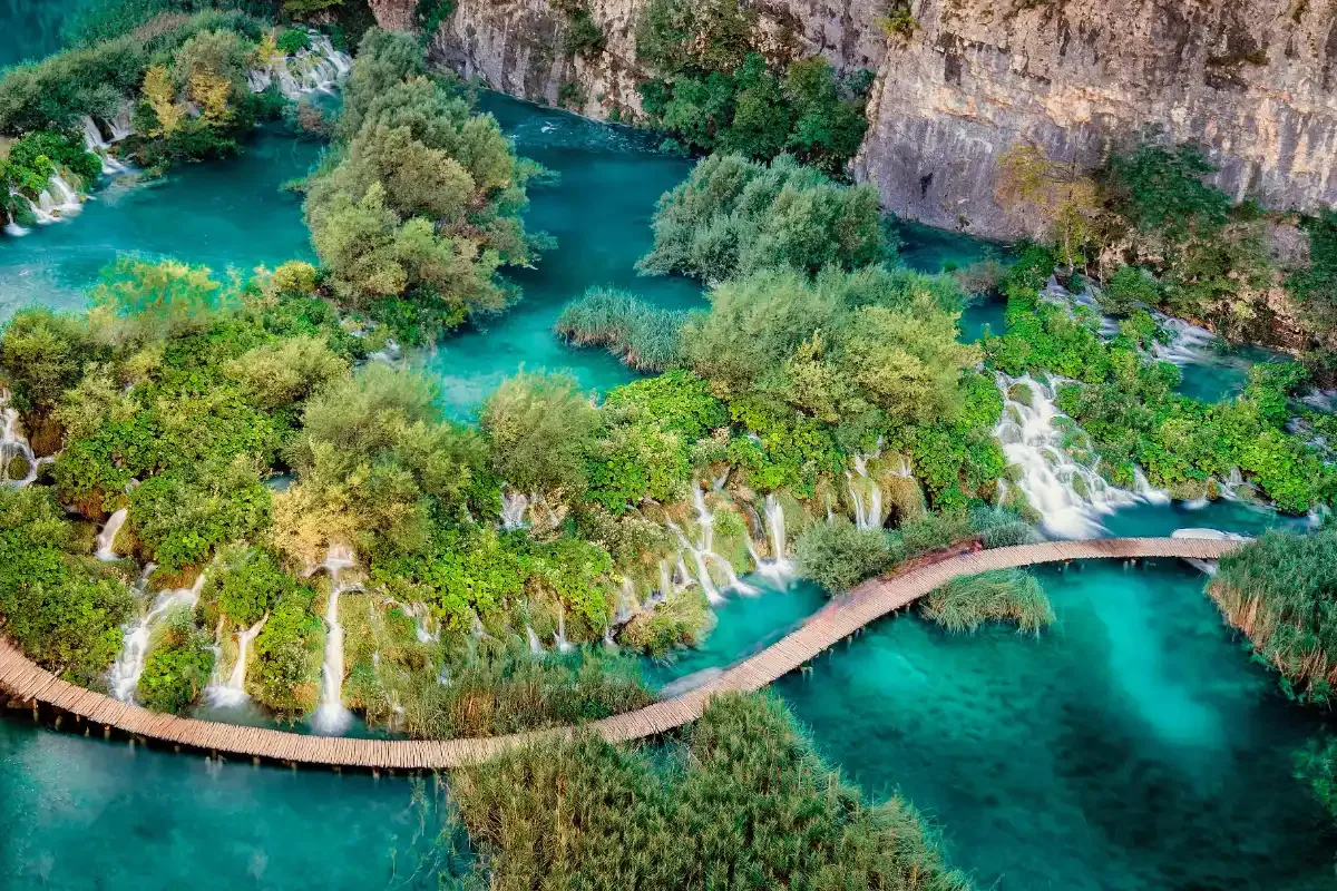 Vista panorámica de los Lagos de Plitvice con sus aguas turquesas rodeadas de bosques en Croacia