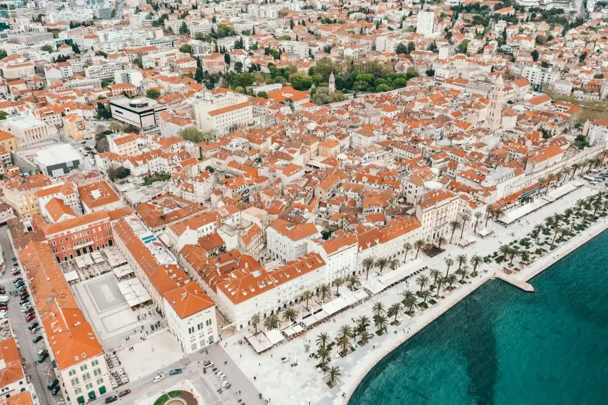 Vista panorámica de Split y la costa dálmata de Croacia desde el aire