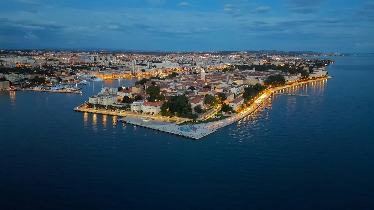 Vista panorámica de Zadar con su casco histórico rodeado por el mar Adriático en la costa dálmata