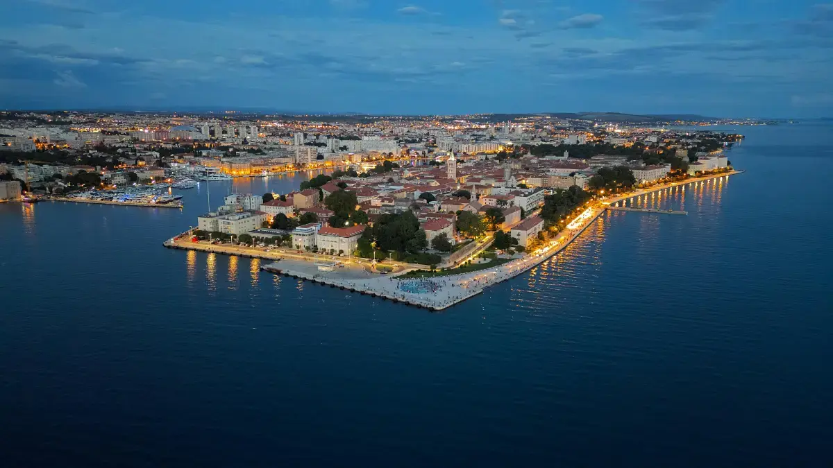 Vista panorámica de Zadar con su casco histórico rodeado por el mar Adriático en la costa dálmata