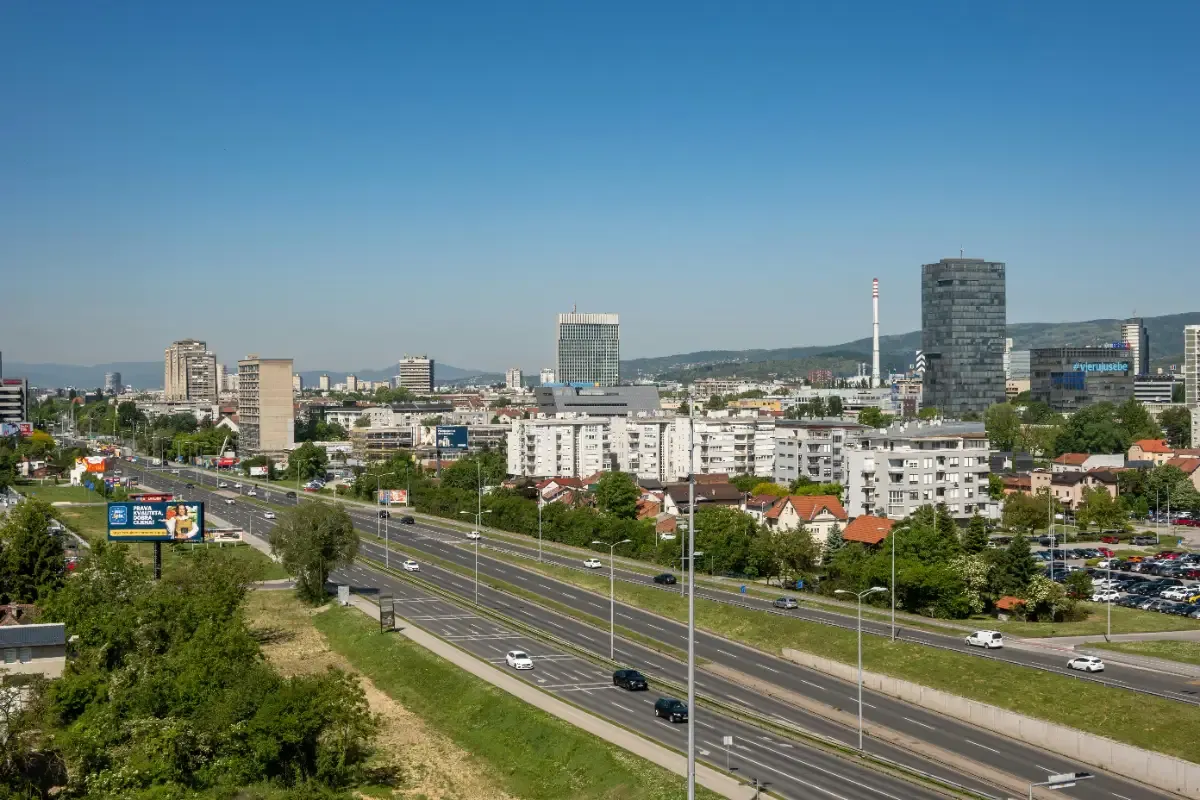 Vista panorámica de Zagreb con la catedral y los tejados rojos del casco histórico de la capital croata