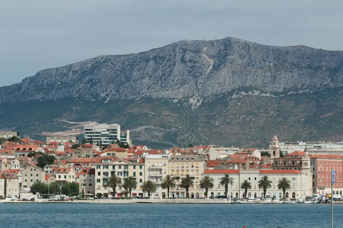 Vistas panorámicas de Split desde la colina Marjan, el pulmón verde de la ciudad