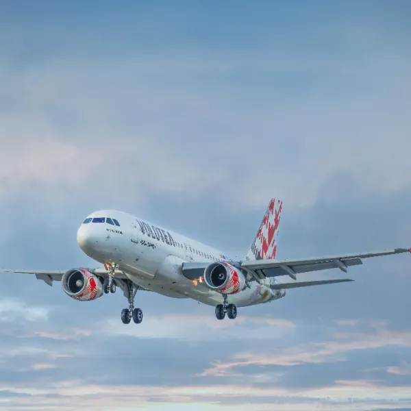 Avión de Croatia Airlines aterrizando en un aeropuerto croata