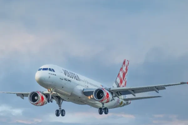 Avión de Croatia Airlines aterrizando en un aeropuerto croata