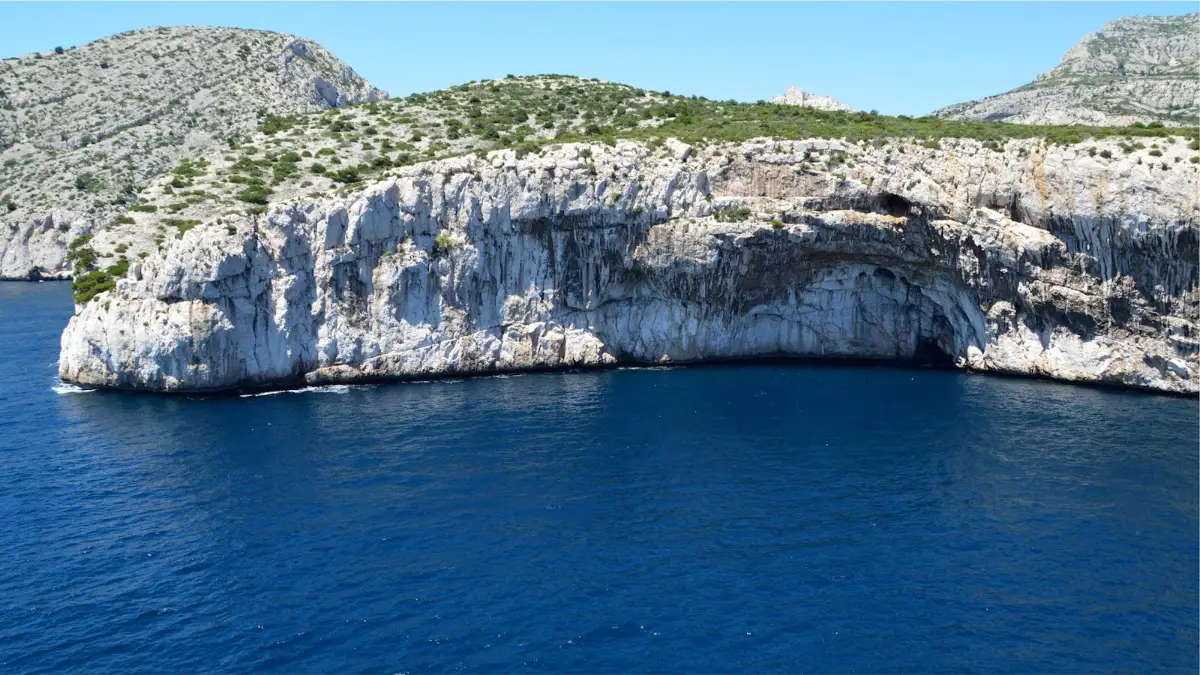 Interior de la Cueva Azul en la isla de Biševo con sus espectaculares aguas turquesas