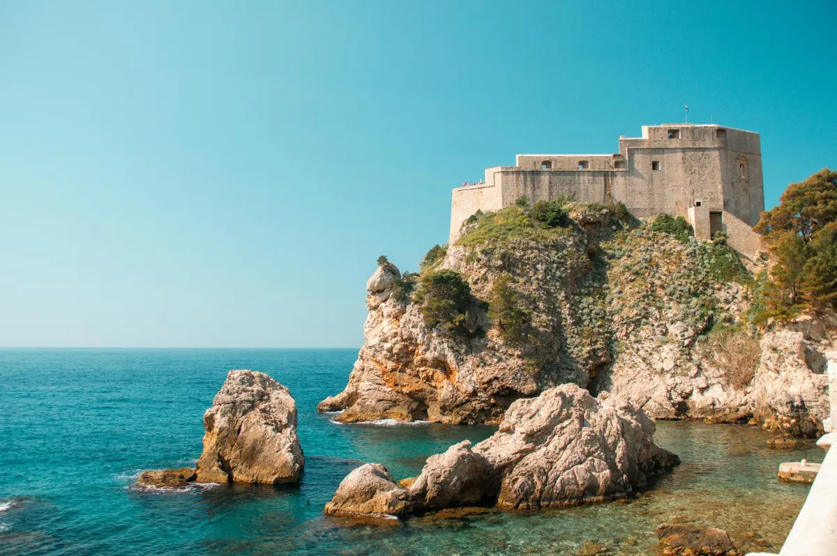 Fortaleza de Lovrijenac sobre un acantilado frente al Adriático en Dubrovnik