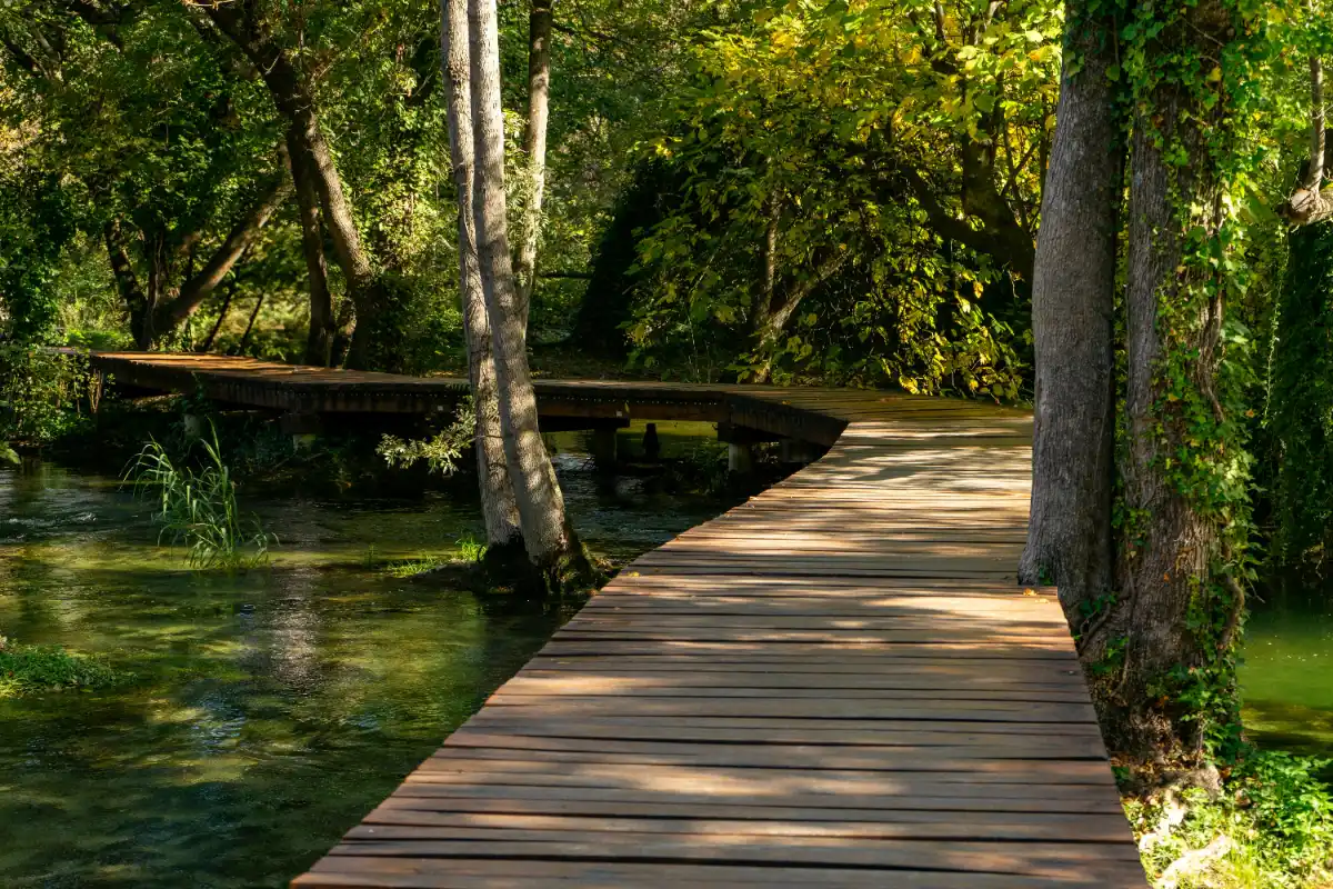 Pasarelas flotantes sobre las aguas esmeralda del Parque Nacional de Krka junto a Skradinski Buk