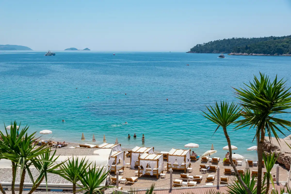 Playa de Banje en Dubrovnik con vistas a las murallas medievales y la isla de Lokrum