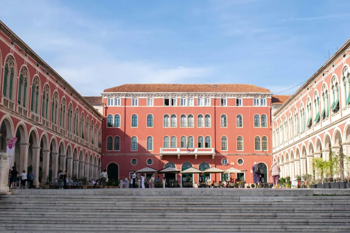 Plaza de la República en Split con la arquitectura neorrenacentista de las Prokurative