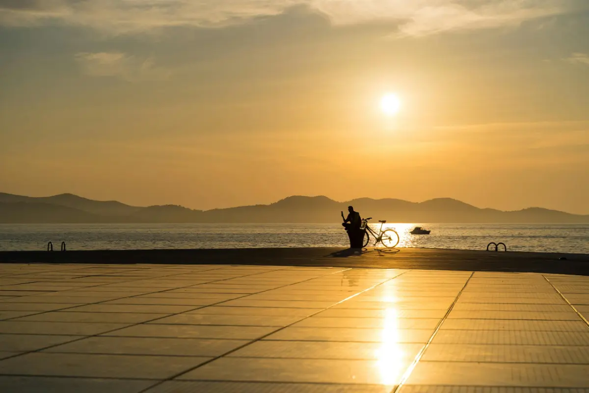 El Saludo al Sol en Zadar iluminado al atardecer, instalación de paneles solares junto al Adriático