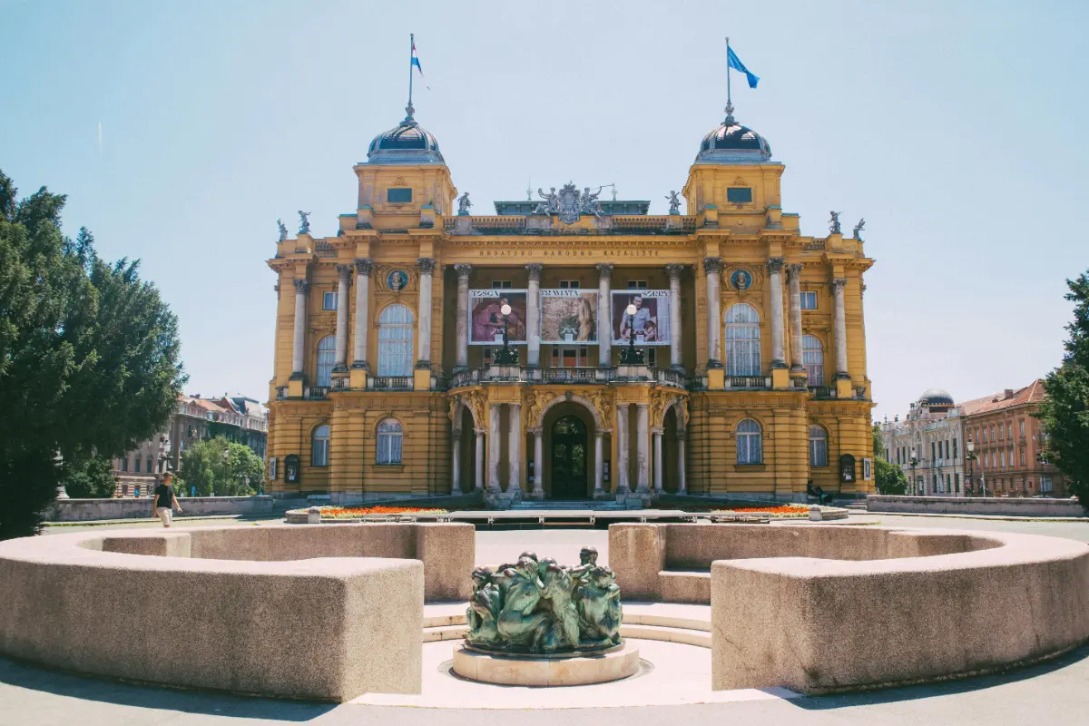 Teatro Nacional de Croacia en Zagreb, edificio neobarroco con su característica fachada amarilla