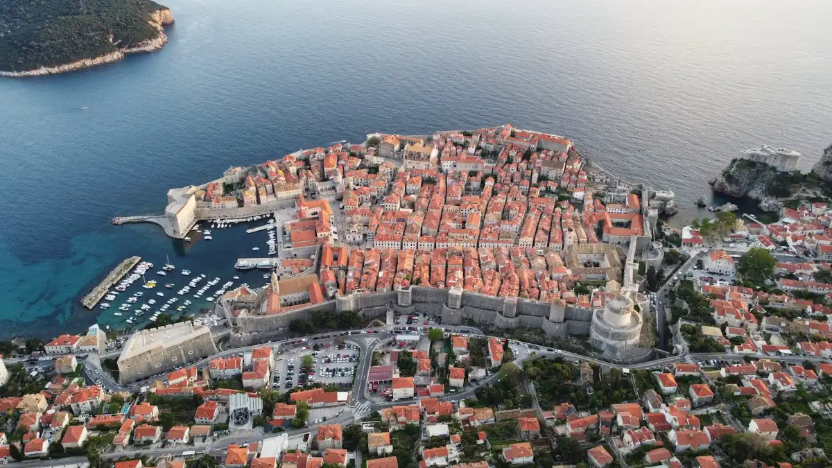 Vista panorámica del casco antiguo de Dubrovnik (Ragusa) con sus icónicos tejados rojos y el mar Adriático