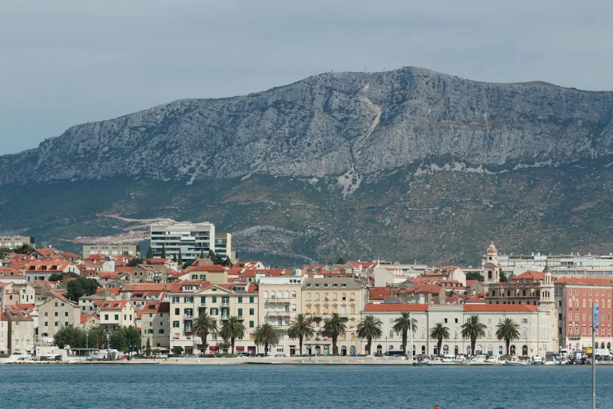 Vistas panorámicas de Split desde la colina Marjan, el pulmón verde de la ciudad